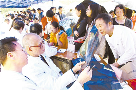名中醫(yī)家門(mén)口搭脈