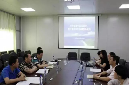 省衛(wèi)生計(jì)生委黨組成員、省中醫(yī)藥局局長(zhǎng)徐慶鋒（左二）調(diào)研中