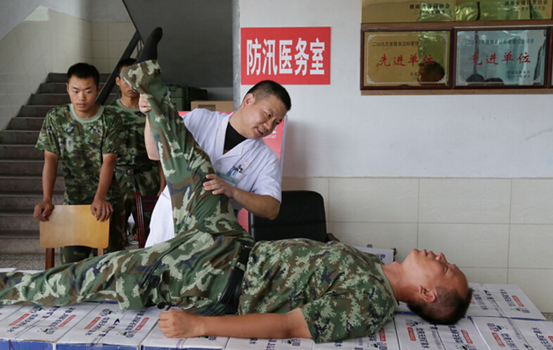 圖為醫(yī)療隊(duì)醫(yī)生在為8730部隊(duì)武警抗洪部隊(duì)官兵進(jìn)行中醫(yī)正骨治療。
