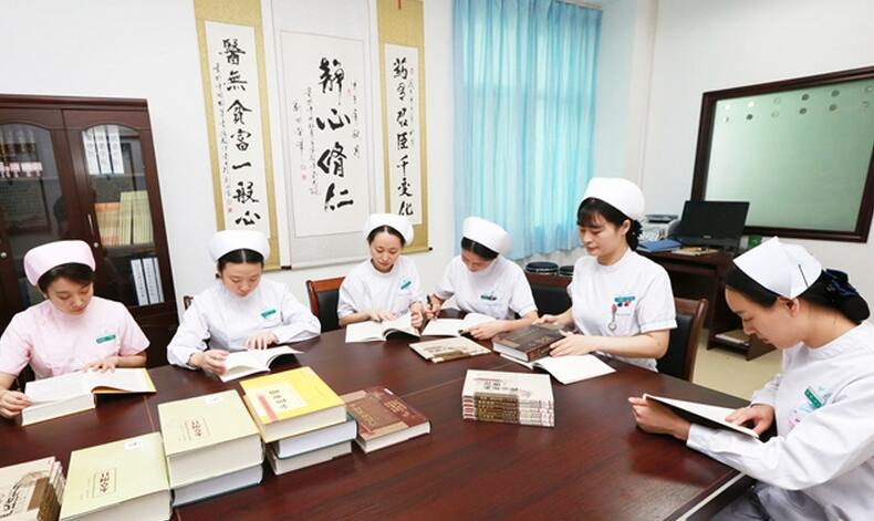 襄陽市中醫(yī)醫(yī)院青年護士自發(fā)組織開展“學經(jīng)典，讀古籍”活動