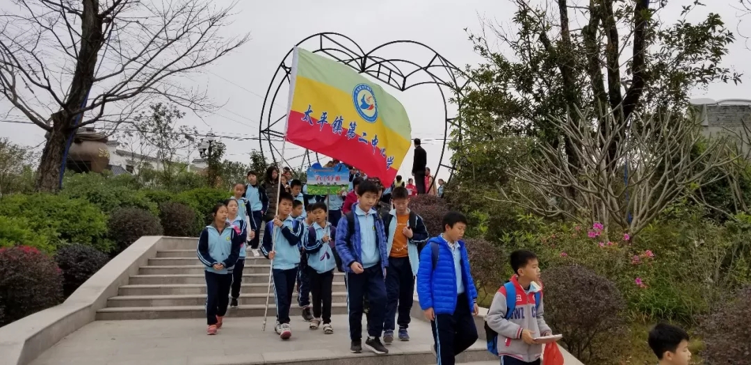 太平二小學生到達博覽園,參拜醫(yī)藥之祖——神農