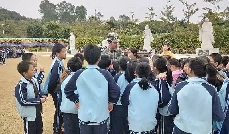同學們經(jīng)過短暫的休息后開始參觀博覽園