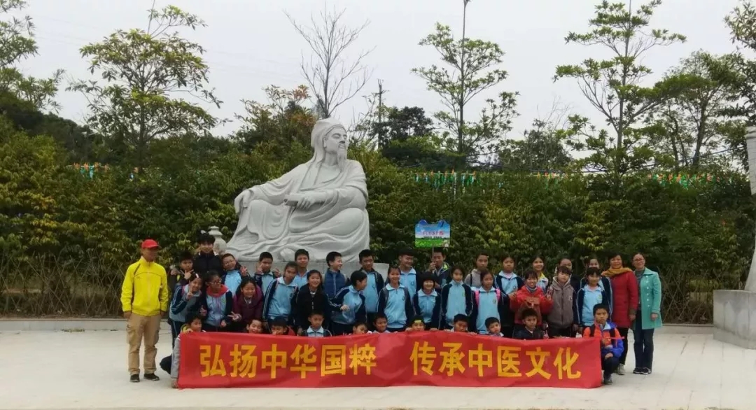 參觀結束后同學們合影留念