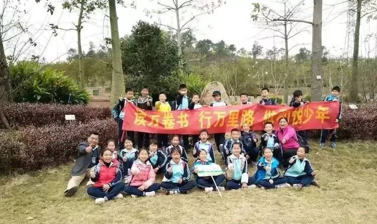 參觀結束后同學們合影留念