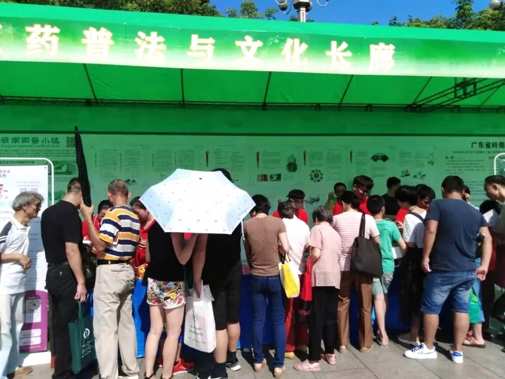 博覽園活動(dòng)團(tuán)隊(duì)開始布置展臺(tái)，市民上前圍觀并積極詢問