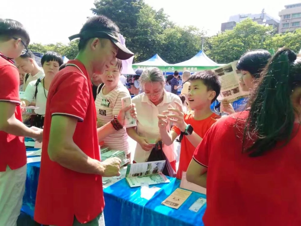 現(xiàn)場(chǎng)市民踴躍參加中藥知識(shí)提問和現(xiàn)場(chǎng)認(rèn)藥活動(dòng)