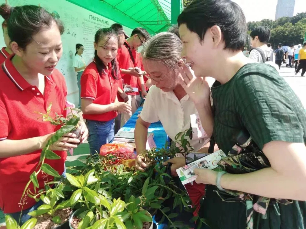 現(xiàn)場(chǎng)市民踴躍參加中藥知識(shí)提問和現(xiàn)場(chǎng)認(rèn)藥活動(dòng)