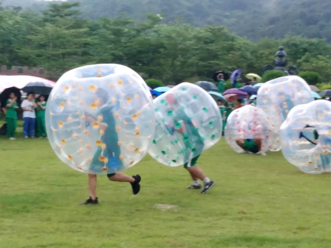 同學們在雨中游戲