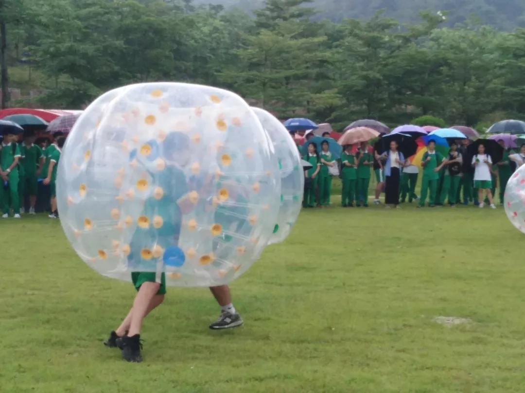 同學們在雨中游戲